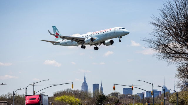 Planes Landing At LaGuardia As City Plans For Airport Expansion 