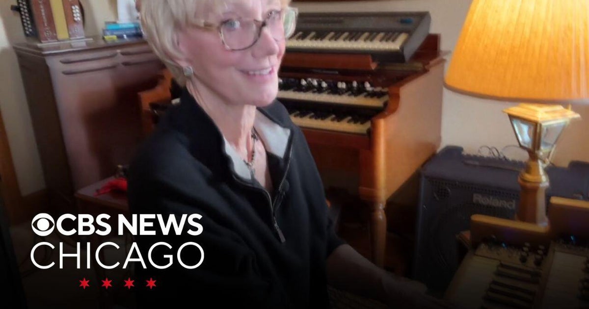 Organist Nancy Faust plays 