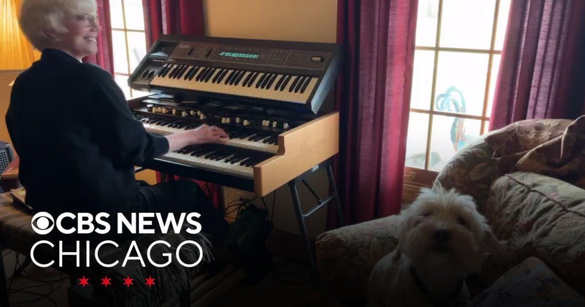 Retired White Sox organist Nancy Faust plays 