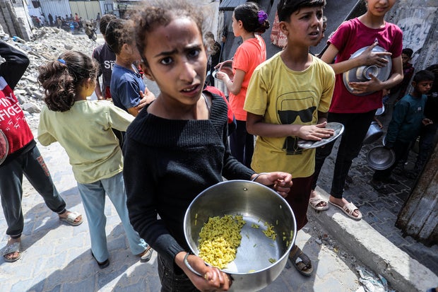 The displaced Palestinians fight for food in the midst of the deepening of the humanitarian crisis in Gaza