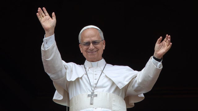 Pope Leo XIV waves to the faithful  from the Central balcony 