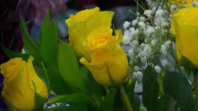 10p-pkg-mothers-day-flowers-wcco7rhv-00-00-1021.jpg 