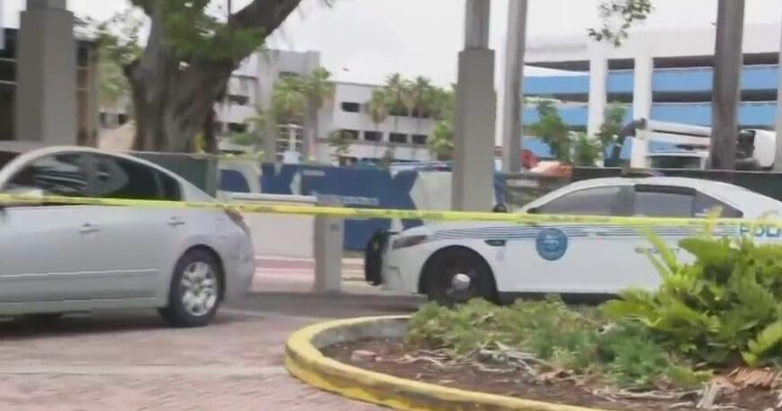 2 injured in Miami shooting; police investigate possible connection