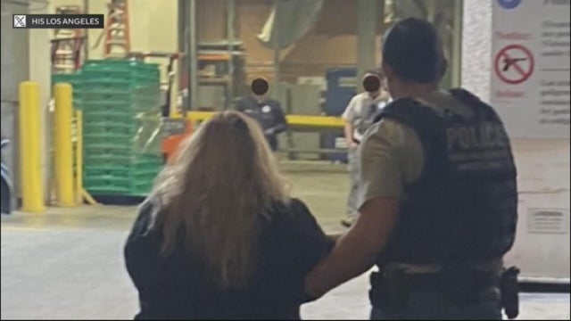 immigration-agents-arrest-couple-blocking.jpg 
