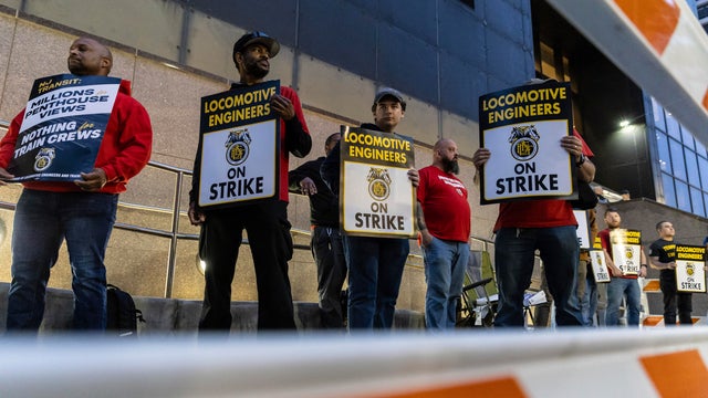 nj-picketers-friday-am-wcbsdwk2-hi-res-still.jpg 