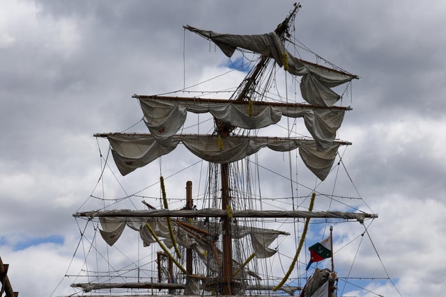 Mexican Navy Tall Ship's Mast Strikes Brooklyn Bridge 