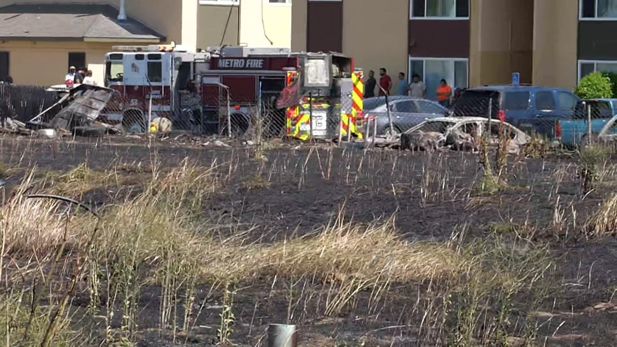 Fire in south Sacramento damages 11 vehicles, threatens apartment ...
