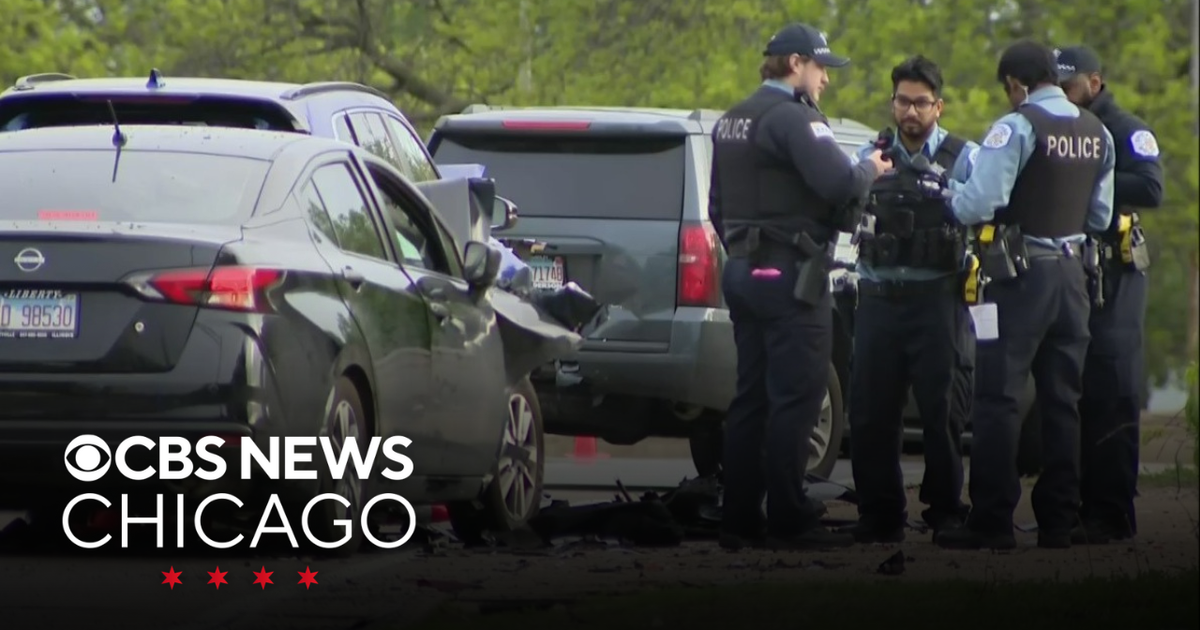 Speed-related crash on DuSable Lake Shore Drive leaves 4 hurt - CBS Chicago