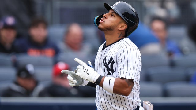 yankees-rangers-yorbit-vivas.jpg 