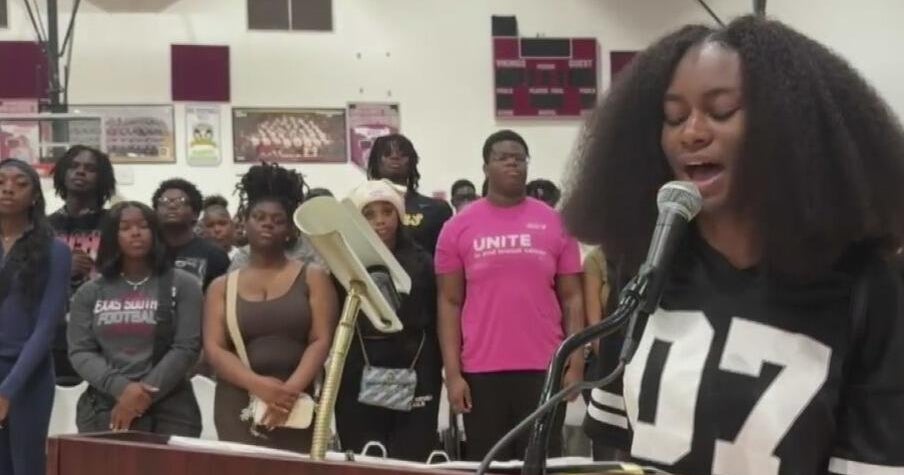 Miami Gardens teen earns .5 million in scholarships, accepts full ride to UF Miami Gardens teen earns .5 million in scholarships, accepts full ride to UF