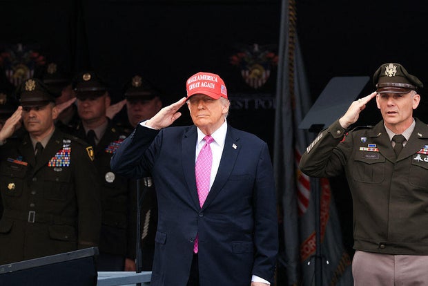 Trump elogia a los cadetes de la pastelería occidental para ganar el discurso de inicio por el honor del ejército de los Estados Unidos
