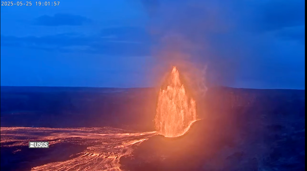 Hawaii's Kilauea Volcano shoots a lion hundred feet in the air in the last eruption star-news.press/wp Lava erupts from Kilauea 25. May 2025. Years.