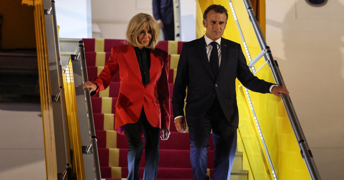 Brigitte Macron, Hanoi'ye Varışta Kocası ve Fransız Başkanı Emmanuel Macron'un yüzünü uzaklaştırıyor gibi görünüyor