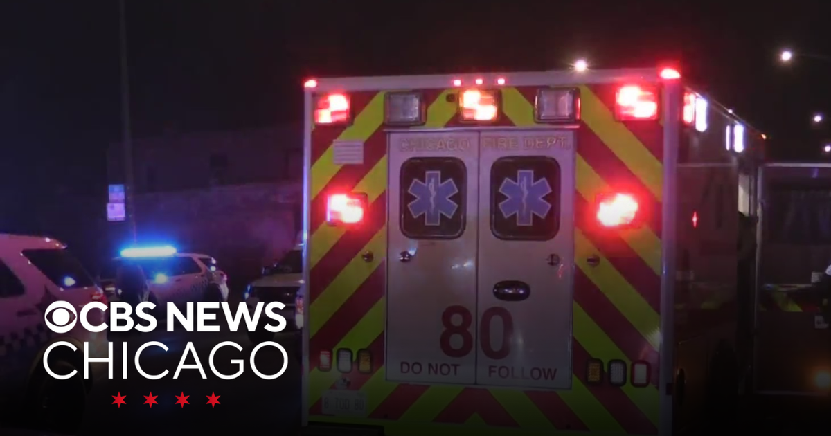 2 CPD officers, 5 others hurt in West Side crash - CBS Chicago