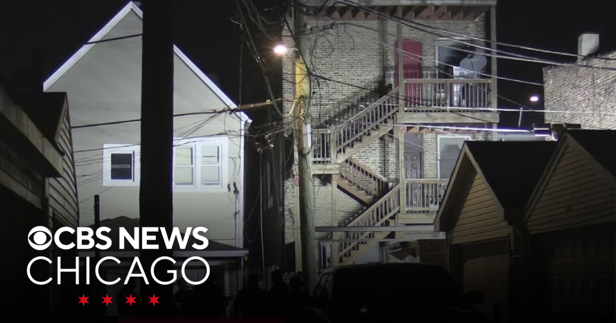 Police officer shot in leg, man killed on Chicago's West Side - CBS Chicago