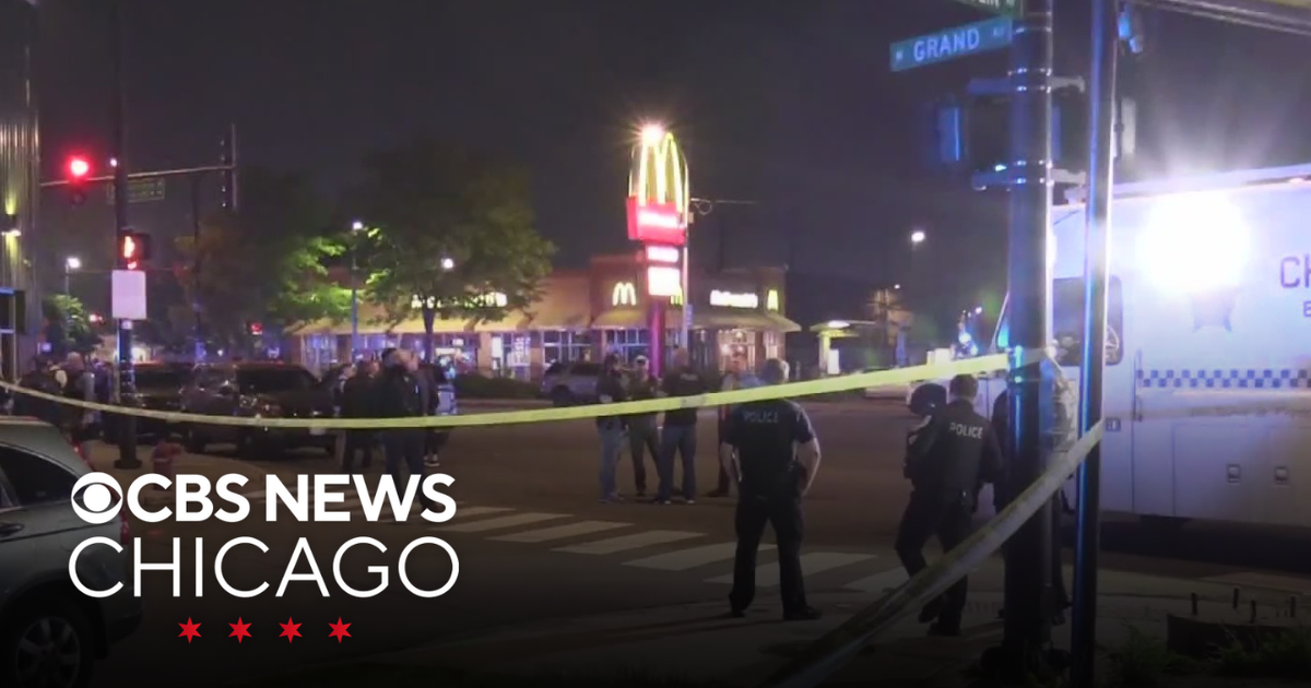 Chicago police officer shot, man killed in Humboldt Park - CBS Chicago