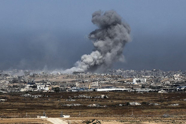 గాజాపై ఇజ్రాయెల్ దాడులు కొనసాగుతున్నాయి