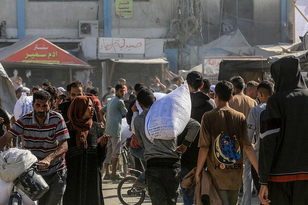 WFP గాజాలో ఆకలితో పోరాడుతున్న పాలస్తీనియన్లకు పిండిని పంపిణీ చేస్తుంది