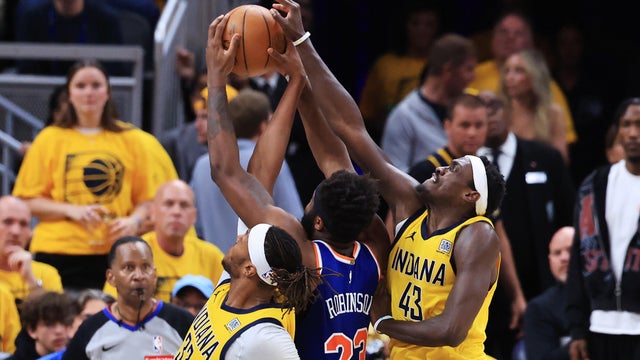 Mitchell Robinson #23 of the New York Knicks drives to the basket against Pascal Siakam #43 and Myles Turner #33 of the Indiana Pacers during the third quarter in Game Six of the Eastern Conference Finals of the 2025 NBA Playoffs at Gainbridge Fieldhouse on May 31, 2025 in Indianapolis, Indiana. 