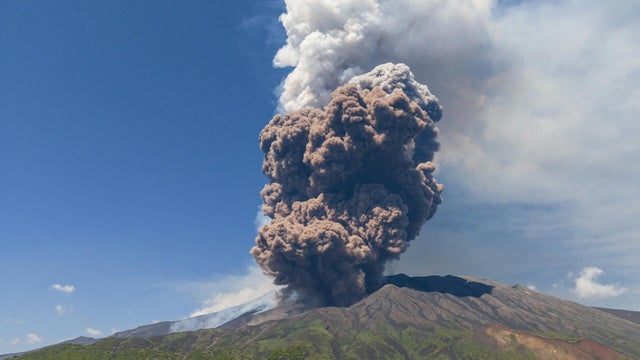 TOPSHOT-ITALY-VOLCANO-ERUPTION-ETNA 