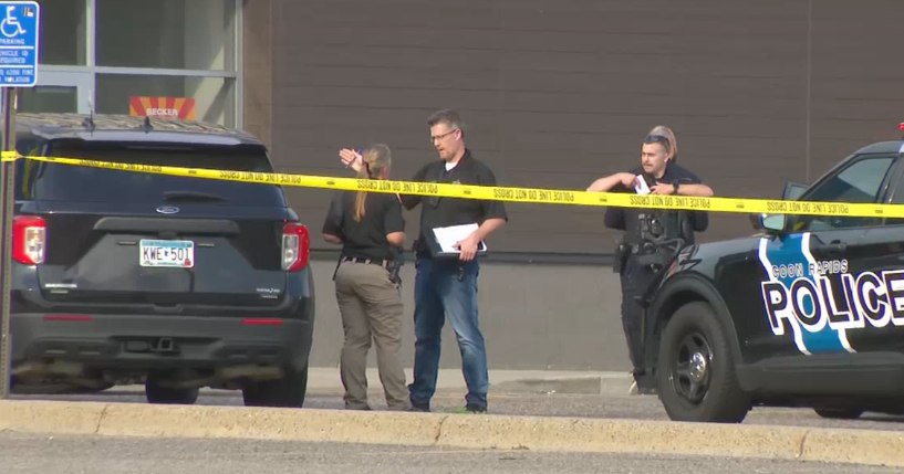 1 dead, 1 in custody after shooting outside mall north of Twin Cities 