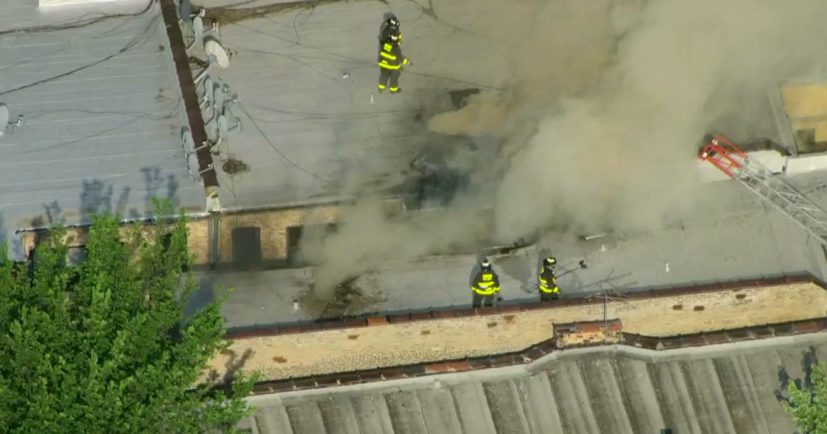 Firefighters take to roof to battle apartment building fire in West Rogers Park 