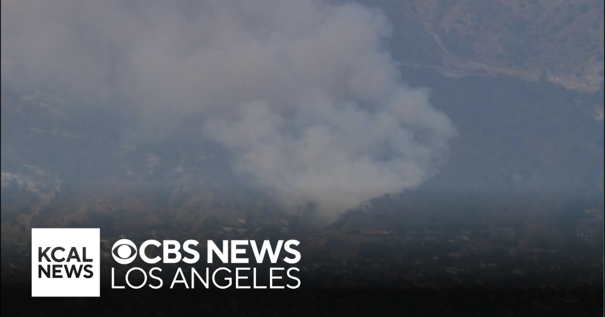 Brush fire sparks near hillside neighborhood in Burbank - CBS Los Angeles