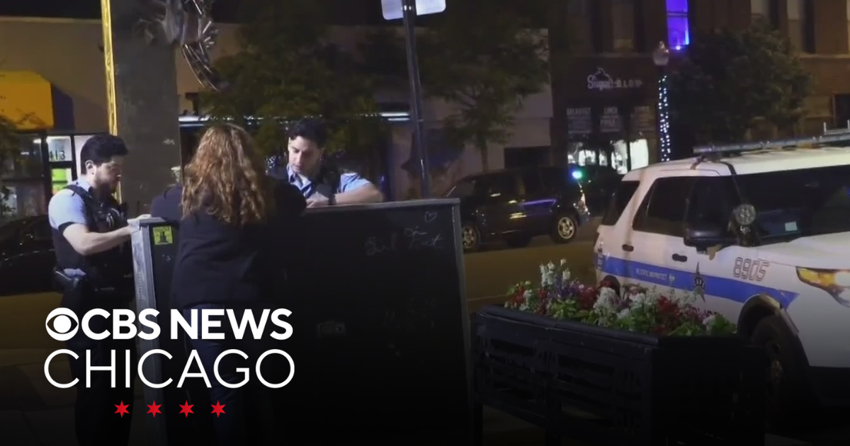 4 targeted in string of robberies on Chicago's North Side - CBS Chicago