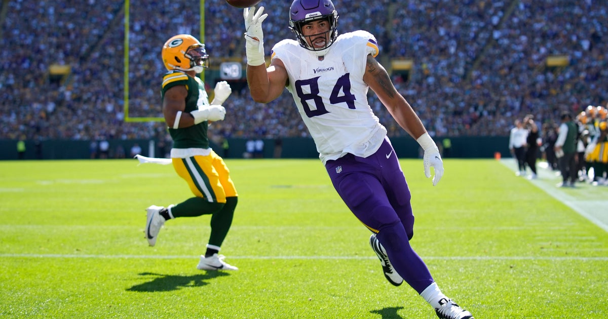 Minnesota Vikings extend TE Josh Oliver 