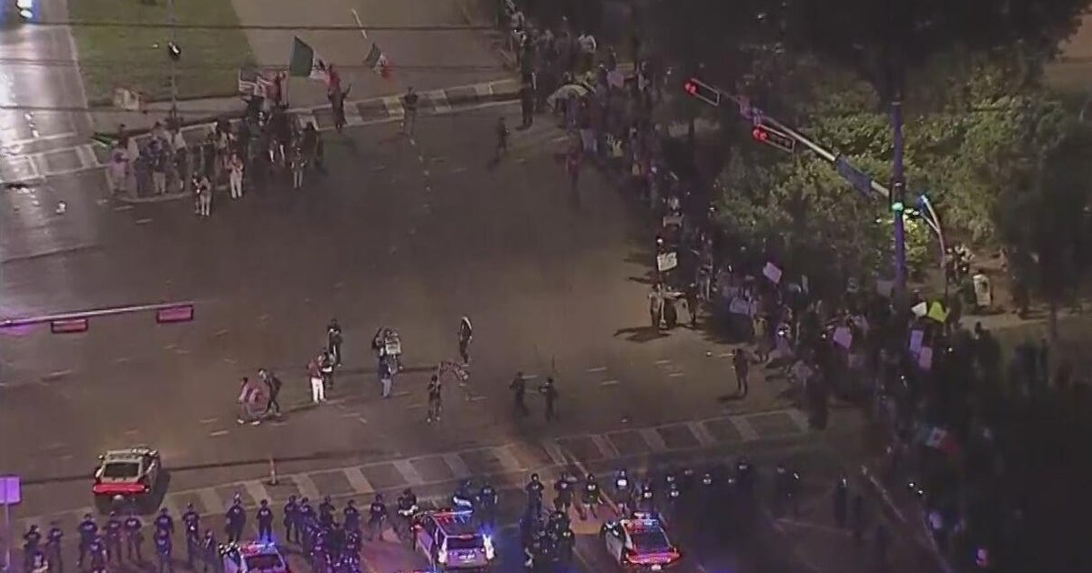 Dallas police shock park-goers with early shutdown of park near Margaret Hunt Hill Bridge 