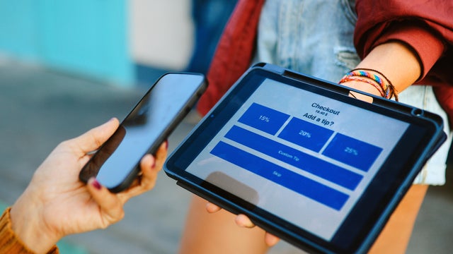 adding tip via digital tablet payment app in LA, Calilfornia 