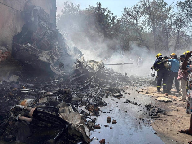 APTOPIX plane accident India 