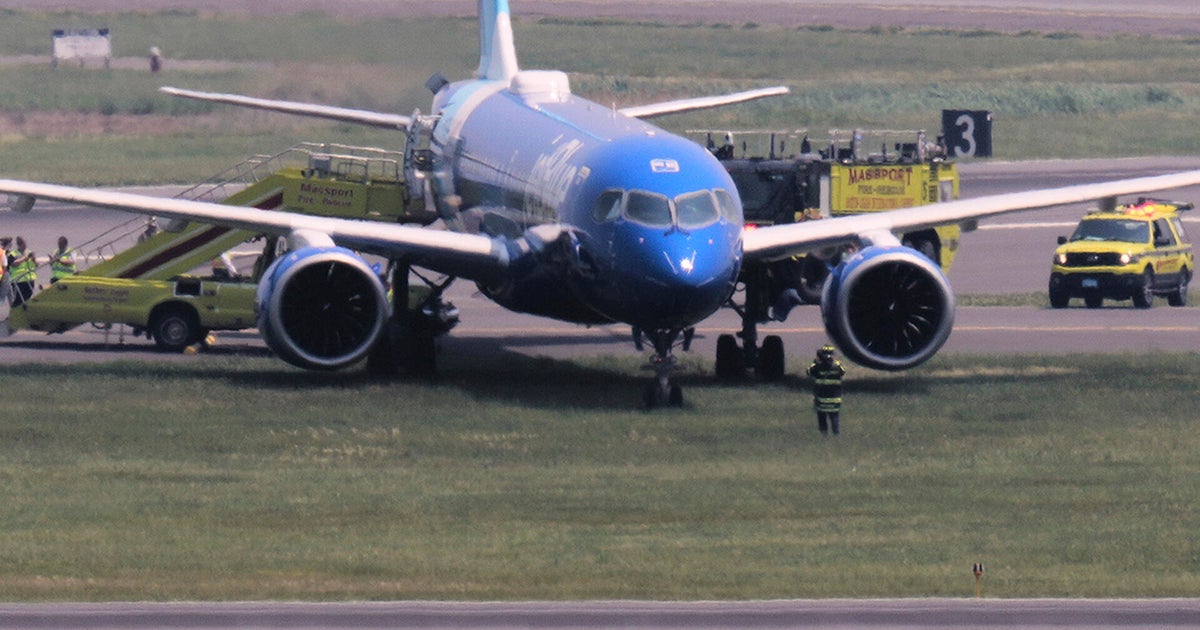 JetBlue Flight, Chicago'dan varışta Boston's Logan Havaalanı'nda pistten çıkıyor