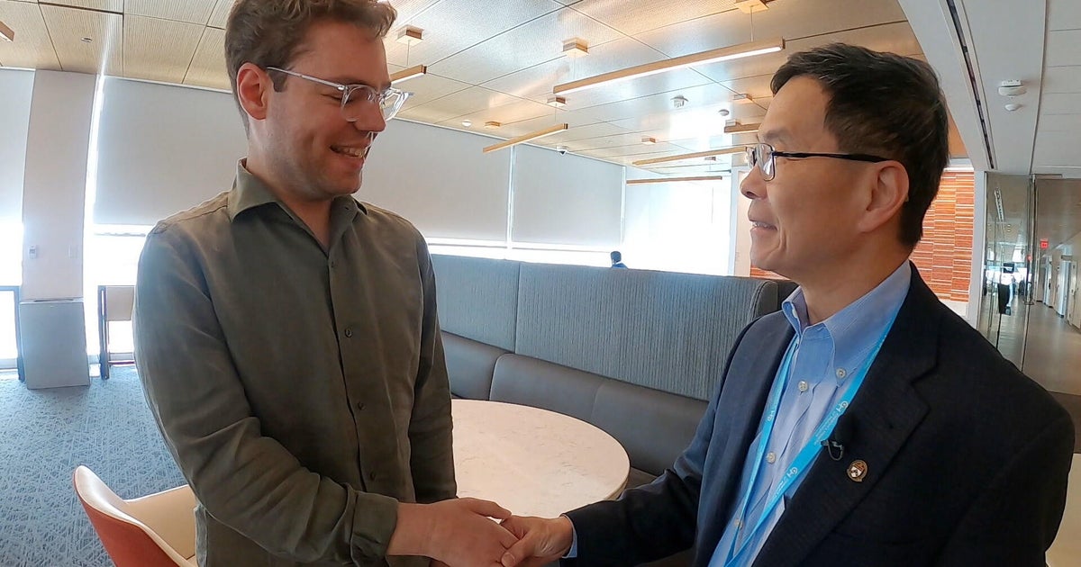 Man visits Philly months after life-changing hand transplant: "It is still a miracle" 