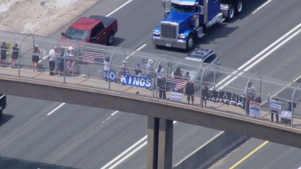 no-kings-rally-northglenn-holding-signs-over-intersate.jpg 