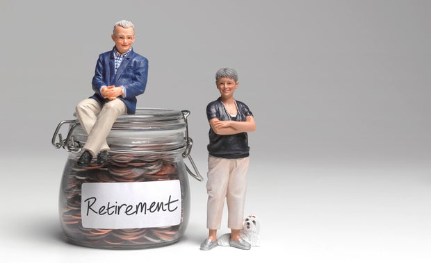How much would a $400,000 annuity pay each month if bought at age 75? Retired couple with retirement savings jar