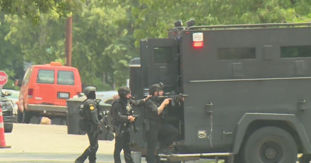 Suspect on the run after Detroit police standoff - CBS Detroit