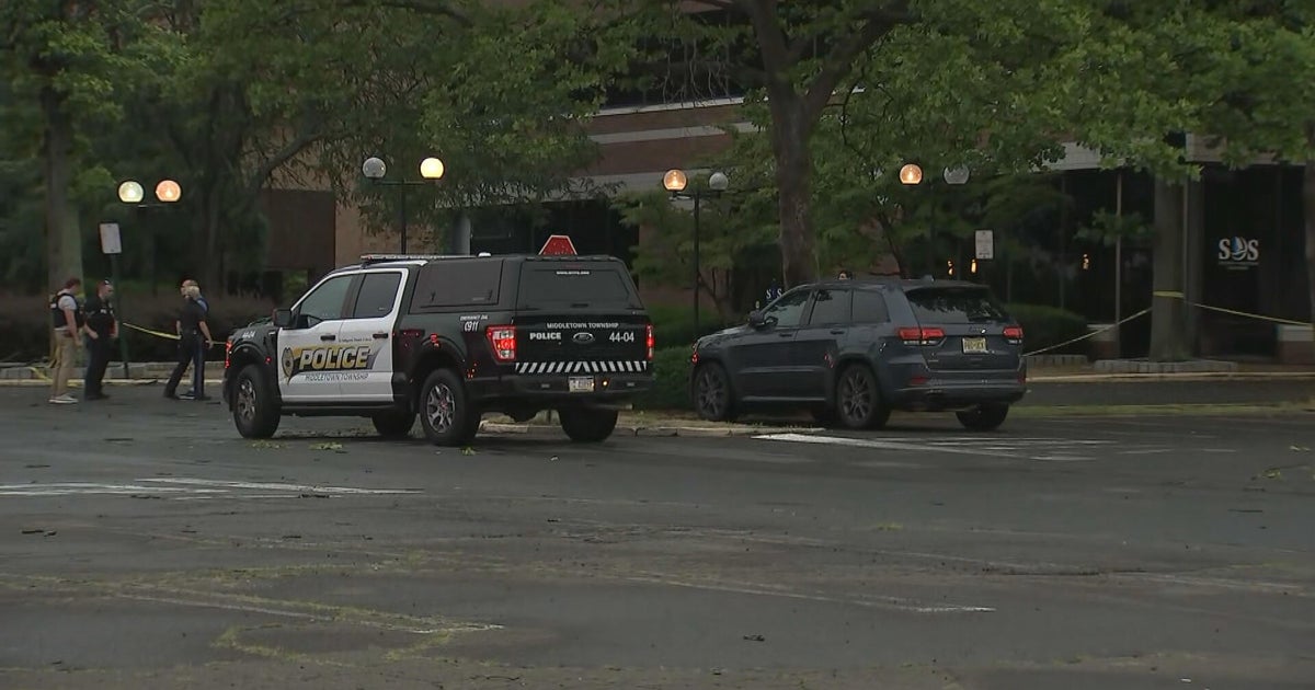 1 shot at Oxford Valley Mall in Langhorne; shooter on the run, police say 