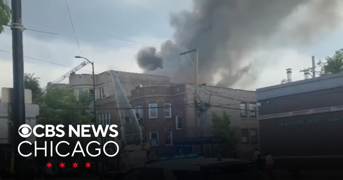 Fire rages at building in Chicago's North Park neighborhood - CBS Chicago
