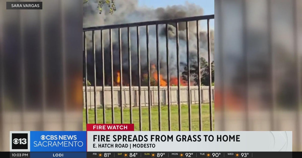 Fire spreads from grass to home in Modesto - CBS Sacramento