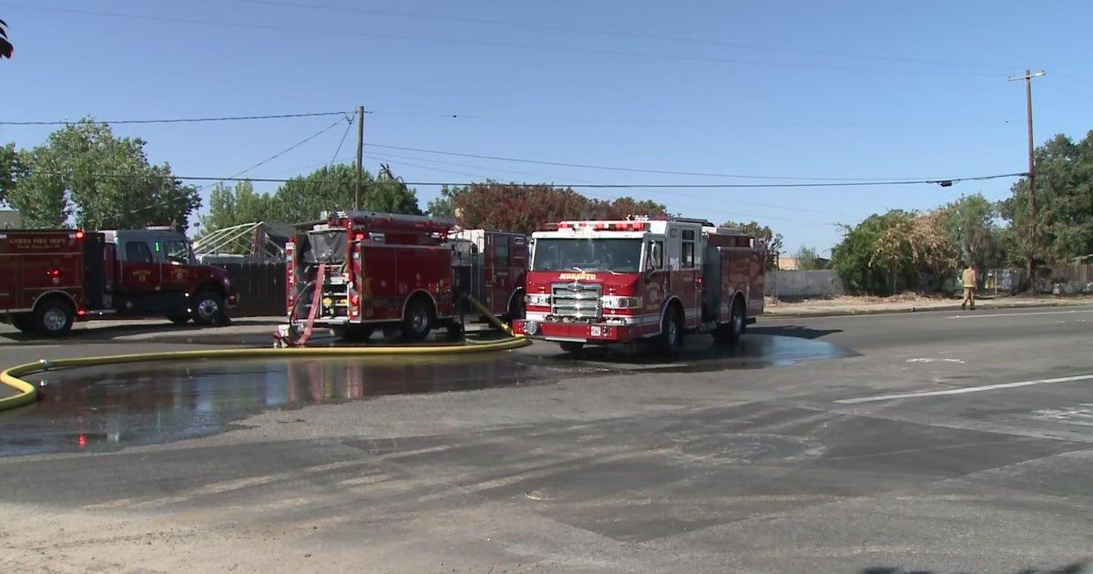 Grass fire along Tuolumne River in Modesto forces evacuations, damages home 