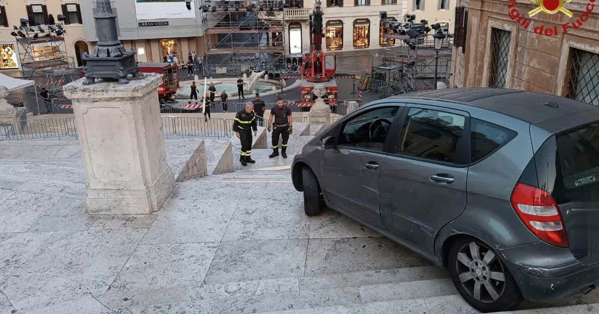 Otel Çalışanı tarafından videoda yakalanan Roma'da İspanyol adımları aşağı inen araba