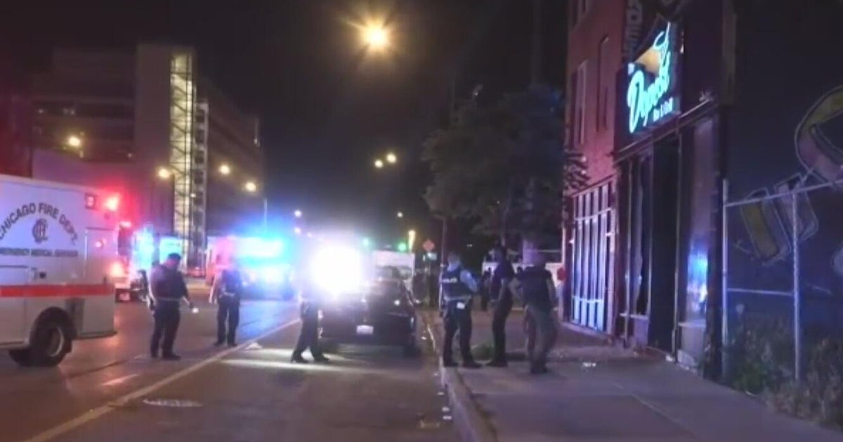 2 killed, 1 wounded in Near West Side shooting, police say 