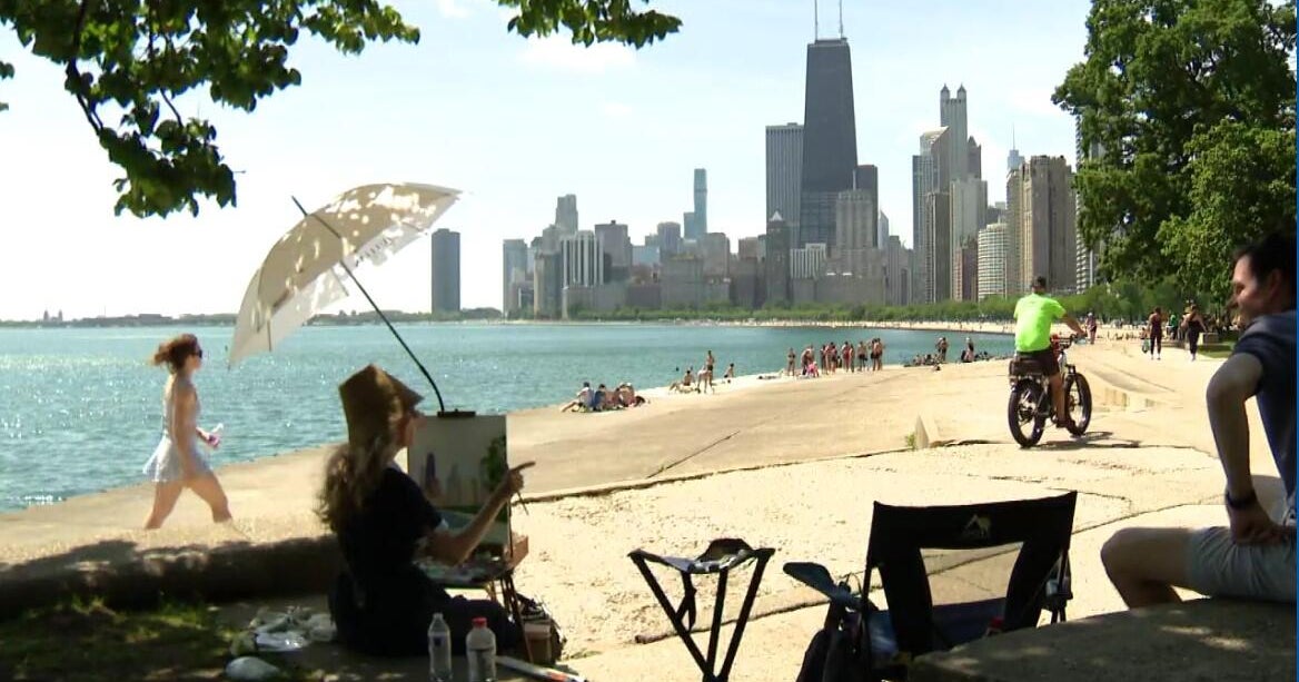 Chicagoans flock to city's beaches to beat the extreme heat 