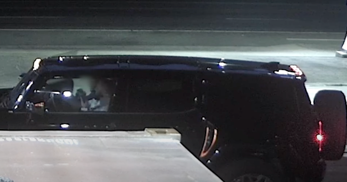 LAPD detectives searching for hit-and-run driver that killed pedestrian at Sun Valley gas station 