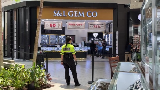 y-rc-inside-arden-fair-mall-jewelry-robbery-vo-6-23.jpg 