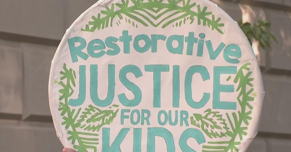 Parents hold protest ahead of Pittsburgh Public Schools hearing 