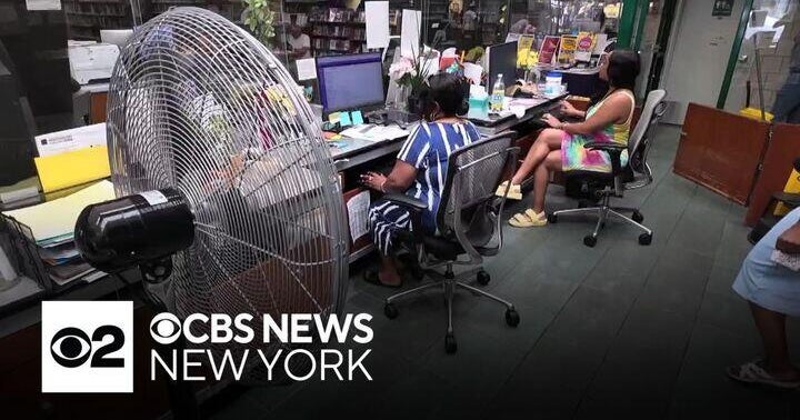 NYC dealing with first official heat wave of the year - CBS New York