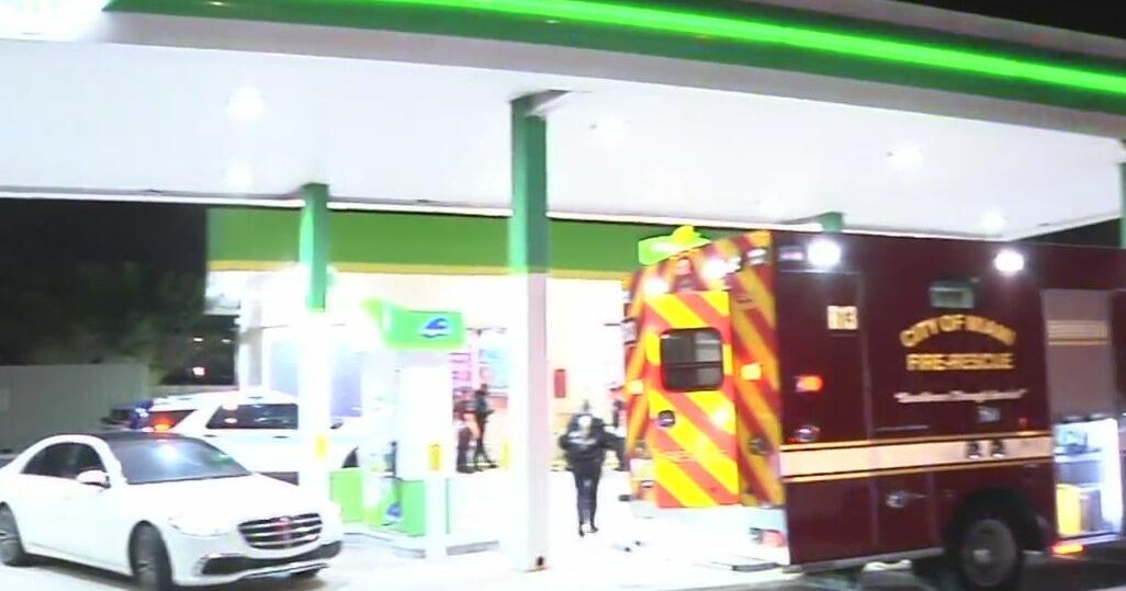 Man stabbed in Miami - CBS Miami