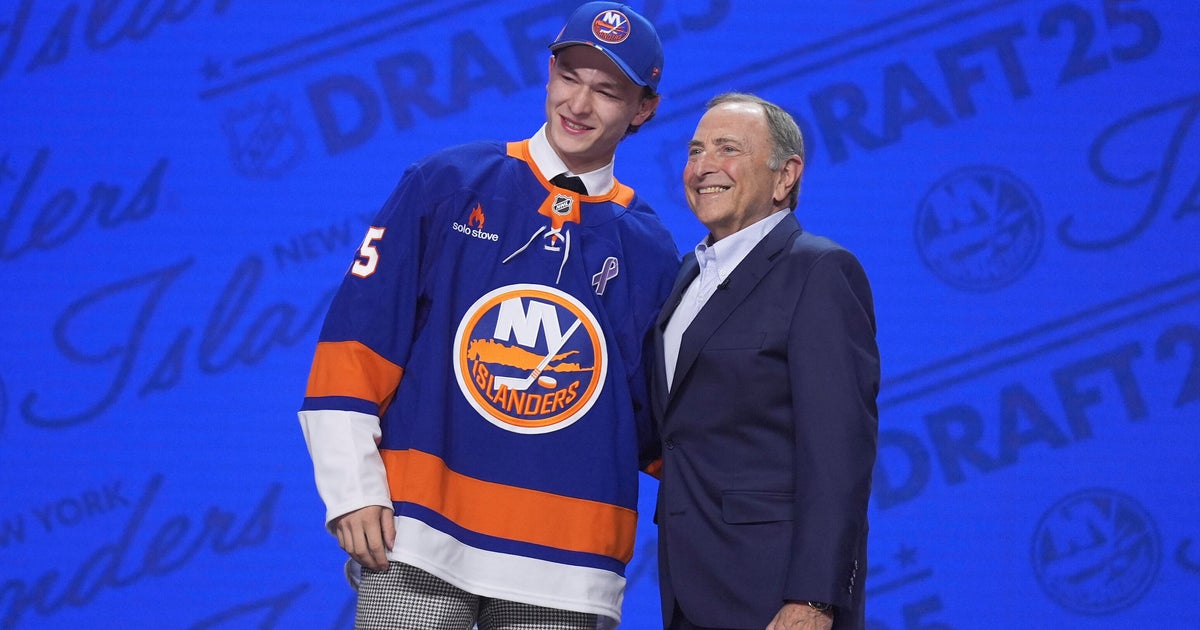 Islanders take defenseman Matthew Schaefer with 1st pick in NHL draft 